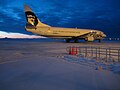 Alaska Airlines 737-400 combo ajruplani fl-Ajruport ta' Post-Rogers f'Diċembru 2007. Innota li huwa fil-għabex; Ix-xemx ma titlax f'Diċembru, iżda hija qrib biżżejjed tal-orizzont biex tixgħel is-sema.