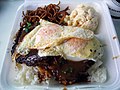 Havajský plate lunch s ryžou, rezancami, cestovinovým šalátom a steakom s volským okom (loko moko)