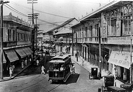 The tranvía running along Escolta Street during the American period