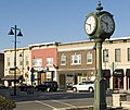 Reloj Budnik Plaza y fachadas de Stephen Street en el centro histórico de Lemont, Illinois