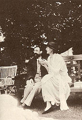 Lytton Strachey with Virginia Woolf 1923