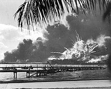 Photo de l'explosion d'un navire de la Marine des États-Unis lors de l'attaque de Pearl Harbor.