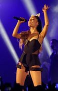 Ariana Grande (21)