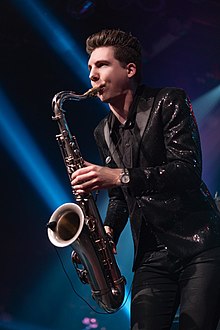 Eli Bennett performing in Vancouver in 2018