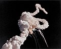 Дымовой шлейф Спейс шаттла Челленджер после его распада, через 73 секунды после старта. В результате аварии погибли все семь членов экипажа миссии STS-51L