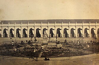 Portal de Sierra Bella and gardens of the Plaza de Armas in 1860. The colonial imprint was maintained until well into the 19th century, this commercial portal faithfully reflects the appearance of colonial Santiago. Photograph by Eugéne Maunoury, belonging to the Bibliothèque nationale de France.