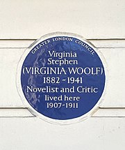 plaque that reads "Virginia Woolf 1882–1941 Novelist and Critic lived here 1907–1911"