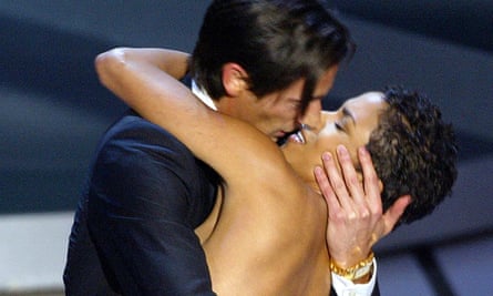Adrien Brody kisses Halle Berry.