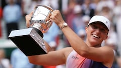 Poland's Iga Swiatek celebrates with the trophy after winning against Italy's Jasmine Paolini at the end of their women's singles final match on Court Philippe-Chatrier on day fourteen of the French Open tennis tournament at the Roland Garros Complex in Paris on June 8, 2024. (Photo by Dimitar DILKOFF / AFP)