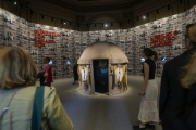 L’installation « Topak Ev », de l’artiste Nil Yalter, lors de la 60ᵉ Biennale des arts de Venise, le 16 avril 2024.