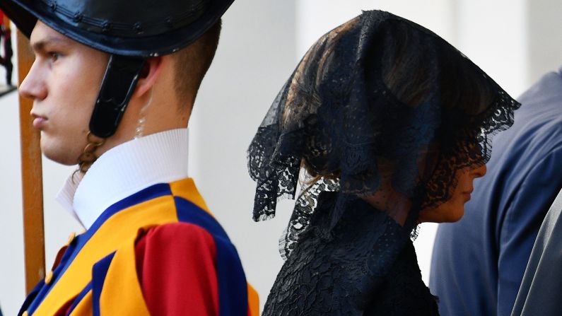 Melania Trump arrives at the Vatican on May 24. <a href="https://201708014.azurewebsites.net/index.php?q=oKipp351c6youHHSudee06bScJVihKakfKWVoIB-3OCjrMzDmdya3Kyzp9ufk2LkvdrQ047Z4OOmdrPhgqPIoaVg0srbj6fMmKLccYqSuqi0u81otq_flq1ynrixng" target="_blank">With Vatican protocol in mind,</a> she wore a black veil and long-sleeved black dress draped down to her calf. Ivanka Trump wore a similar outfit with a larger veil.