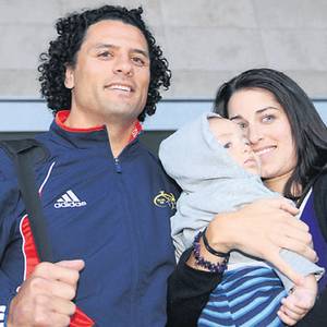 Doug Howlett with his wife Monique and son Charles on their arrival at Cork Airport in 2008 ahead of his new career with Munster.