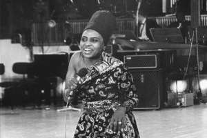 Die südafrikanische Sängerin Miriam Makeba singt am 14. März 1969 während der Fernseh-Aufzeichnung des "Gala-Abend der Schallplatte 1969" in Berlin die Titel "Pata-Pata" und "When IÂve past on".      (Photo by Barfknecht/picture alliance via Getty Images)